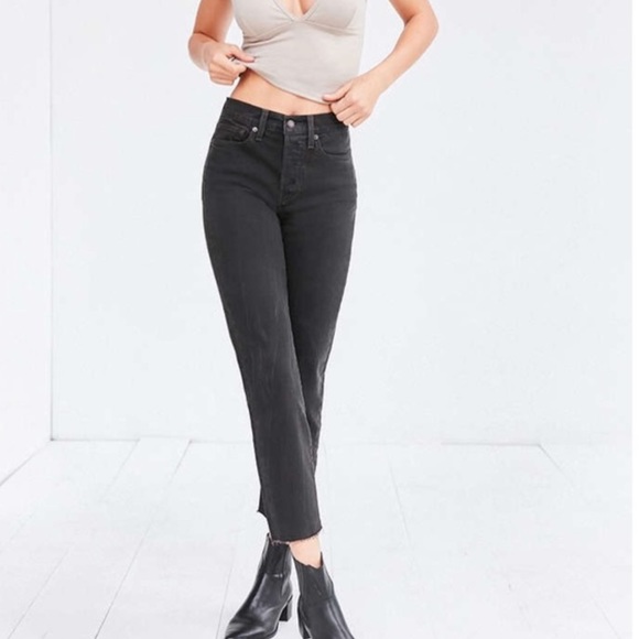 Levis Wedgie Fit Straight Raw Hem in Washed Black - Picture 1 of 7